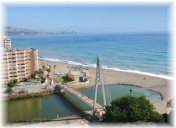 Fuengirola - Blick von der Burg: Fußgängerbrücke über den Rio Fuengirola, dahinter Playa del Castillo